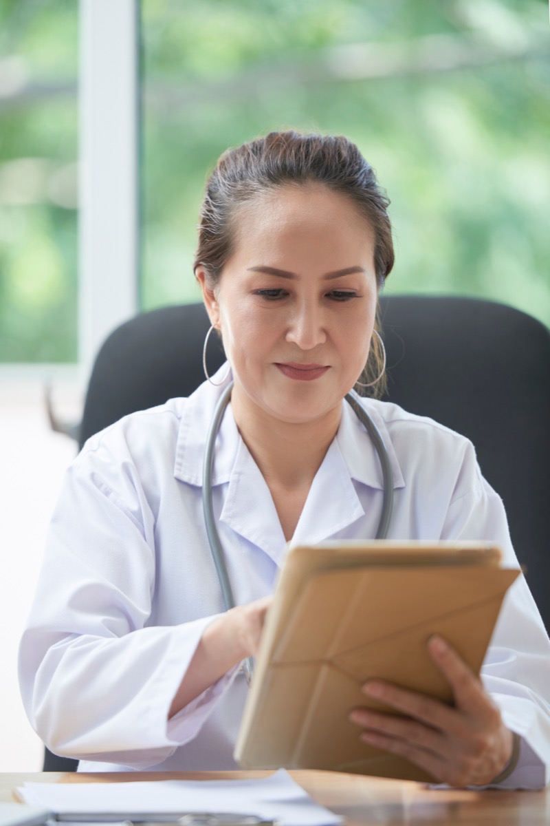Médica com tablet